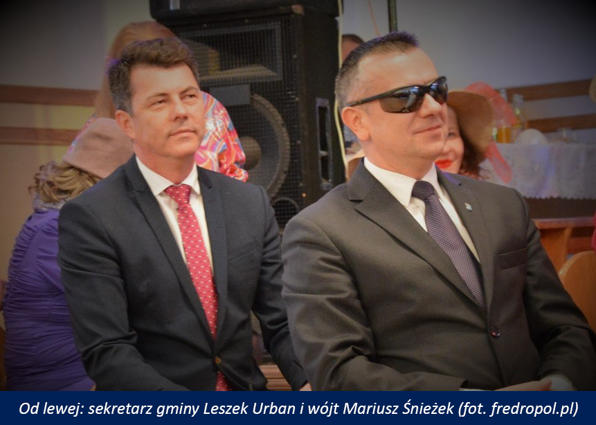 Od lewej: sekretarz gminy Leszek Urban i wójt Mariusz Śnieżek - fot. fredropol.pl