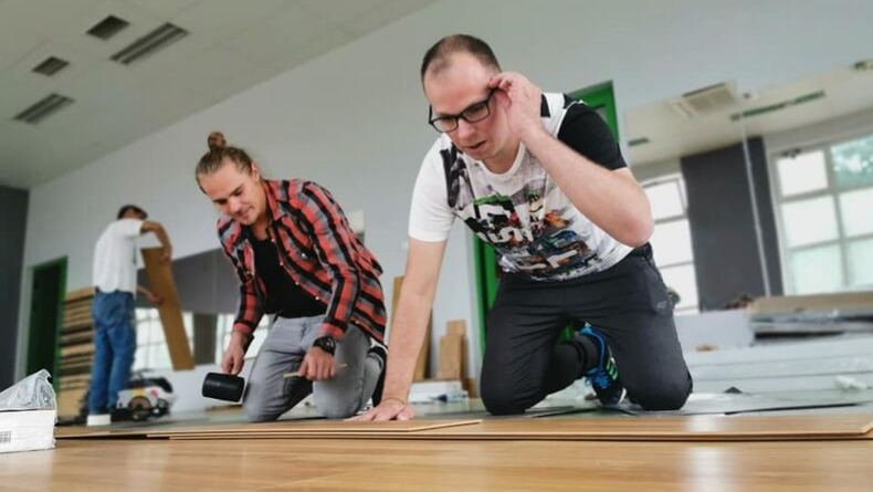 Maciej Wolański(po lewej) wraz z Wojciechem Bakunem podczas prac w hali POSiR-u