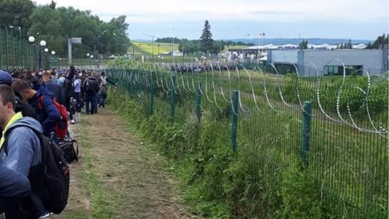 Kolejka Ukraińc&oacute;w w Szeginach-Medyce. Zdj.Maria Merenczuk,5 czerwiec